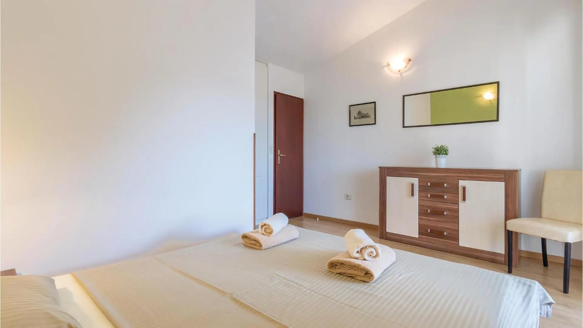 Lovely Apartment In Pula With Kitchen Kroatien